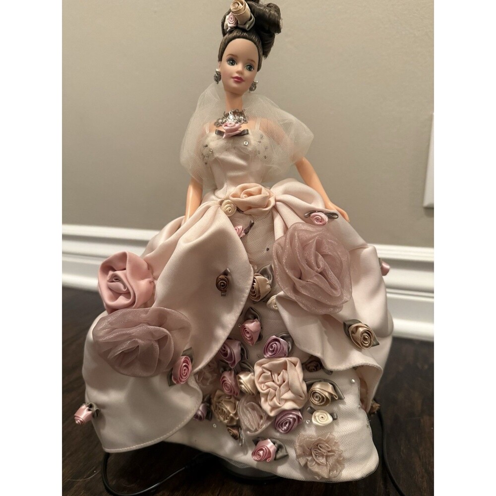 ❌ Barbie Antique Rose Doll FAO Schwarz 1996 Mattel ❌#15814❌ Stand Included❌ - Picture 5 of 11